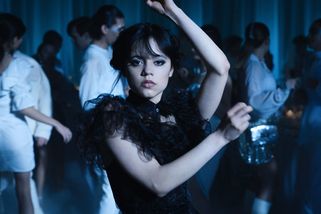 Jenna Ortega alias Wednesday shodila černou. Na červeném koberci Zlatých glóbů oblékla šaty bohyně