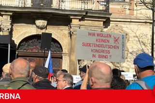 FOTO: Příznivci SPD v Brně protestovali proti sjezdu sudetských Němců, přijel i Okamura
