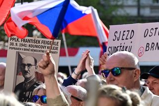 Stovky lidí protestovaly v Brně proti sjezdu sudetských Němců. ‚Nebetyčná ostuda,‘ řekl o akci Okamura