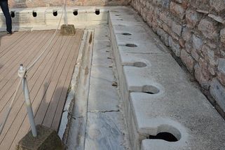 Návštěva veřejného WC ve starém Římě byla jen pro otrlé. Otřít jste se museli sdílenou houbou - Médium.cz