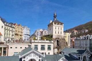 Až dvě stě tisíc ročně za parkovací místo v lázeňské zóně. Karlovy Vary vydražily miliony - Novinky