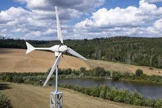 Karel si u domu postavil vlastní větrnou elektrárnu. Vyrobí i 25 kWh denně