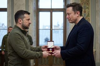 Zelenskyj dal Muskovi nejvyšší metál. A teď od něj něco potřebuje