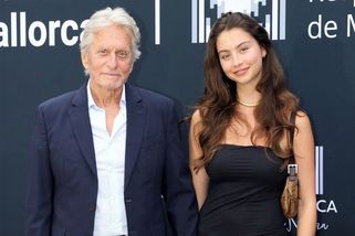 Pohled plaché laně a upnutý topík: Dcera Michaela Douglase okouzlila na Mallorce. Půvab zdědila Carys (23) i po mamince - Super.cz