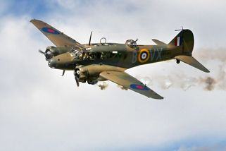 Video: Jediný létající Avro Anson Mk I se předvedl nad Ústím - Médium.cz