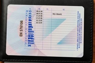 Otočte řidičák a podívejte se do kolonky 12. Tato čísla mohou při kontrole rozhodnout
