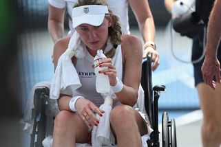 Zděšení na kurtu. Nasazená jednička zkolabovala, odváželi ji na vozíku. I soupeřka scénu obrečela - Sport.cz