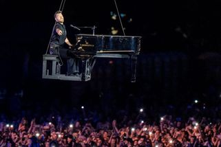 Zpívá, jak mu ústa narostla a chápe lidskou duši. Koncert Ztraceného byl podle kritika výjimečný
