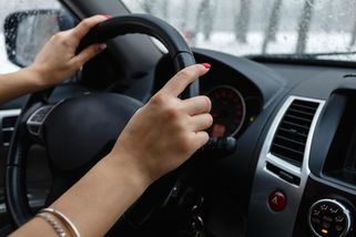 Srážka na křižovatce vyústila v perfektní parkovací manévr 25leté řidičky. Kamery natáčely - Novinky