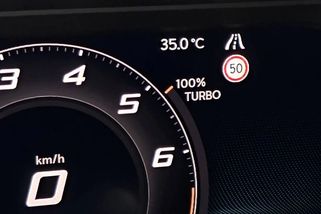 Auto měří teplotu jinak, než si většina řidičů myslí. V horku to pak mate