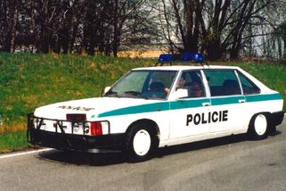 Tatra 613 jako policejní speciál: Ani s ochranným rámem, posílenými motory a neprůstřelnými pneumatikami neuspěla - Garáž.cz