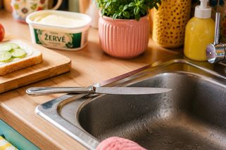 Nůž přes dřez, taška plná tašek a další věci, které doma děláme snad všichni - Médium.cz