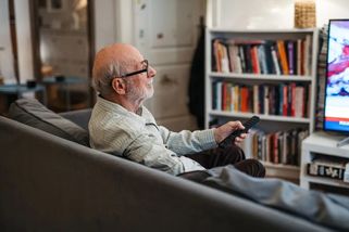 Vláda rozhodla, že koncesionářské poplatky za seniory budou platit jejich děti