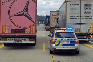 Policie klestila na D1 cestu záchrance s medikem zraněným na Ukrajině. Kamiony stály všude - Novinky