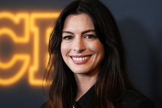 Anne Hathaway v roli zlaté divy: Z prvního snímku k novému filmu si fanoušci sedají na zadek - Super.cz