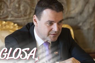 Chudák Macinka. Zprava ho kvůli rozpočtu tahá za uši Klaus, zleva se mu směje Babiš