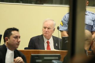 Zemřel válečný zločinec a masový vrah Mladić, zrůdy ho však oslavují - Médium.cz