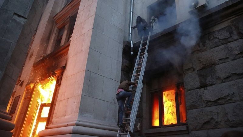 Peklo v Oděse se vymklo kontrole, v hořící budově zemřely desítky lidí - Novinky