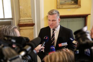 „Mluví!“ Turek poprvé vystoupil ve sněmovně, soupe...