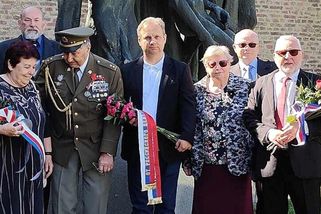 Kdo pozval kontroverzního Rusa? Objevil se na oslavách spolku spřízněného s obranou