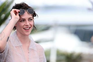 Ukázala se téměř nahá v luxusním průhledném modelu! Kristen Stewart v Cannes obešla dress code