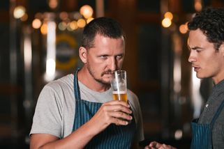 „Do očí mi řekl, že jsem buran." Češi v restauracích nechápou těchto 5 základních pravidel etikety
