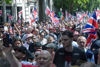 V Londýně se na protiimigrační demonstraci sešly desetitisíce lidí - Seznam Zprávy