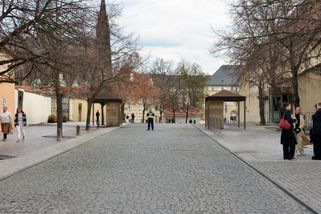 Zemanovy „sruby“ z Pražského hradu zmizí. Nahradí je nové přístřešky, opět bez úložných boxů - Novinky
