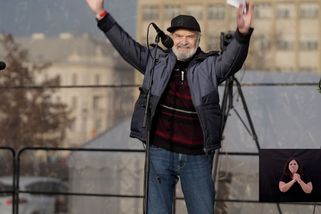 Dav na Letné zazpíval Zdeňku Svěrákovi k devadesátinám | Novinky.cz: Domácí
