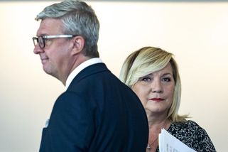 Primátor Svoboda sedící, spící: Řečnící Schillerovou měl na salámu