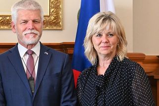 Eva Pavlová navzdory ošatnému jako královnina komorná - Médium.cz