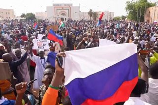 Dav v Nigeru zaútočil na francouzskou ambasádu, vzýval Putina a mával ruskými vlajkami - Novinky