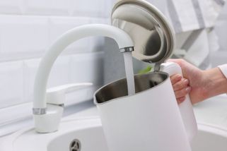 Vyléváte „starou“ vodu z konvice a napouštíte novou? Zbytečně, problém bývá jinde než ve vodě samotné