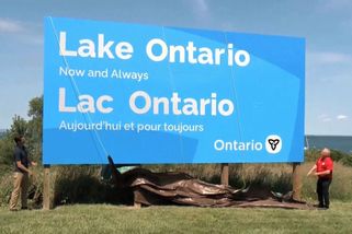 Ontarijské jezero, teď a navždy. Tamní premiér odhalil protitrumpovský billboard - Novinky