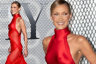 Podprsenku nechala doma a dobře udělala. V průsvitných šatech celá jen zářila: Zdravá a sebevědomá Bella Hadid je zpět - Super.cz