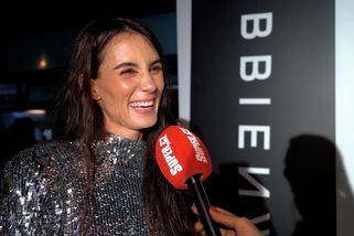 Takhle krátké šaty těsně pod zadek by si nemohla dovolit každá: Krásná dýdžejka byla ozdobou mola