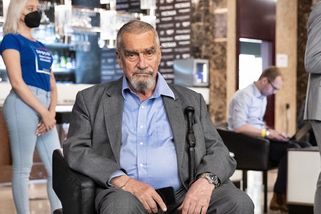 „Mrzí mě, že dýmku už nestihneme.“ Fiala a další reagují na úmrtí knížete - Seznam Zprávy