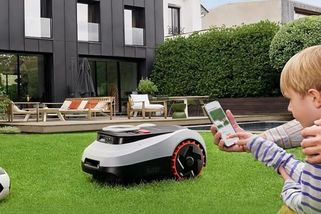 Vyhýbá se překážkám a nepotřebuje drát. Vyzkoušeli jsme robotickou sekačku Segway Navimow i215