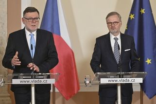 Vláda chce zadlužit Česko, jako bychom procházeli strašnou ekonomickou krizí, tepou kabinet odborníci - Novinky