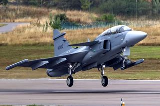 Gripen F poprvé vzlétl: Dvoumístná verze Gripenu zahajuje letové zkoušky