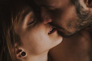 ŽENA-IN - White kiss: Trend intimity, který rozděluje páry. Pro jedny důkaz důvěry, pro druhé nepřekročitelná hranice