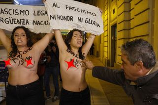 Oplzlý muž osahával prsa nahých Femenek přímo při demonstaraci