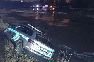 Dvě dívky se v Českých Budějovicích probořily do Vltavy, policie při jejich záchraně málem utopila dvě auta - Novinky