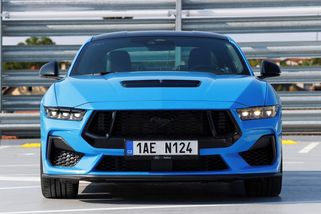 Z Fordu Mustang bude hybridní sedan