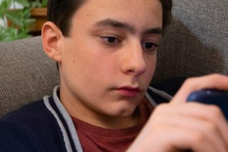 Syn od nás dostal k narozeninám dárek za tisíce Kč. Řekl nám, že jsme staromódní a nechce ho - Médium.cz