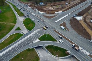 V Hradci Králové mají zfušovanou novou křižovatku. Vyjde na víc než půl miliardy - Garáž.cz