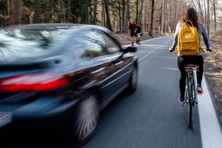 Může jet cyklista po silnici, když má hned vedle stezku? Verdikt soudu vnesl do sporu jasno - Novinky
