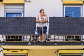 Levné solární panely mají problém (2026): Češi je zapojují na balkónech, řeší to úřady a pokutují
