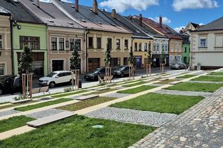 Polička opravila náměstí. Kašnou zní Martinů, vodopádem chodí děti - Novinky