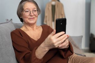 Kvíz pro babičky a dědečky: kdo dá 9 z 10, je chytřejší než nejedno vnouče - Médium.cz